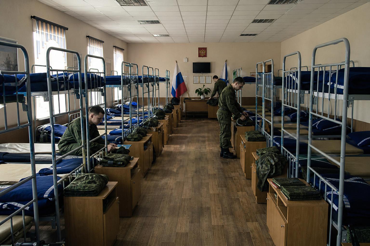 Где спят контрактники во время службы: как устроен ночлег в разных условиях